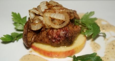 Wątróbka garnirowana  plastrami jabłek i i cebulką