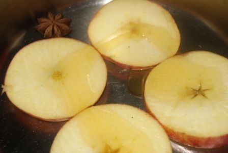 Wątróbka garnirowana  plastrami jabłek i i cebulką