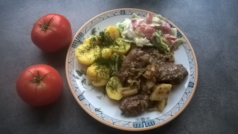 Wątróbka indycza z cebulą, gruszką i żurawiną