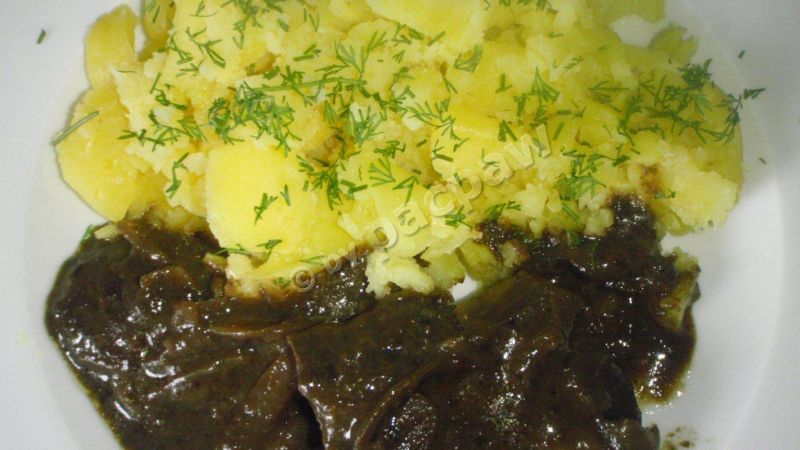 Wątróbka jelenia w czerwonym winie Wątróbka jelenia w czerwonym winie