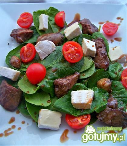 Wątróbka na świeżych warzywach z brie