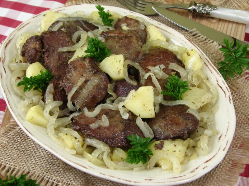 Wątróbka smażona z cebula i jabłkiem  Wątróbka smażona z cebula i jabłkiem