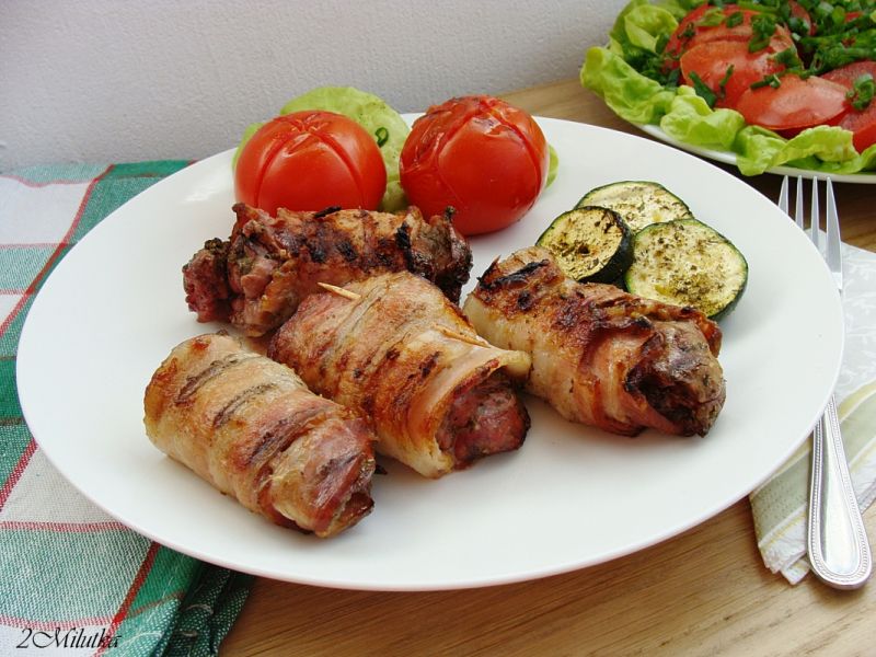 Wątróbka w rolowanym boczku z cukinią i pomidorami