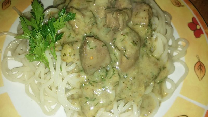 Wątróbka w sosie koperkowym z makaronem Wątróbka w sosie koperkowym z makaronem