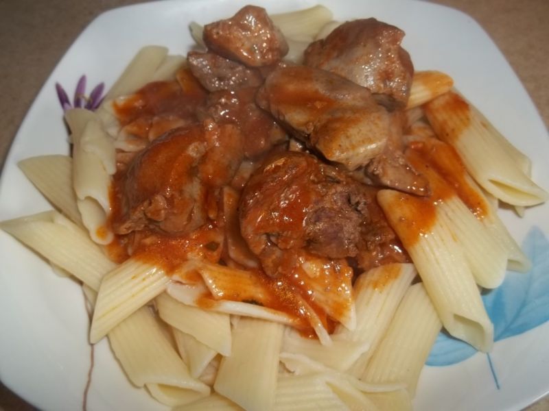 Wątróbka w sosie pomidorowym z makaronem Wątróbka w sosie pomidorowym z makaronem