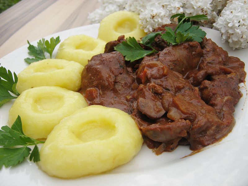 Wątróbka w sosie własnym i kluski śląskie Wątróbka w sosie własnym i kluski śląskie