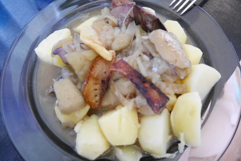 Wątróbka w sosie własnym z cebulką i jabłkami