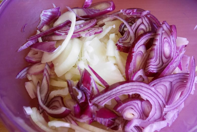 Wątróbka w sosie własnym z cebulką i jabłkami