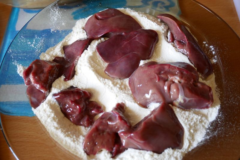 Wątróbka w sosie własnym z cebulką i jabłkami