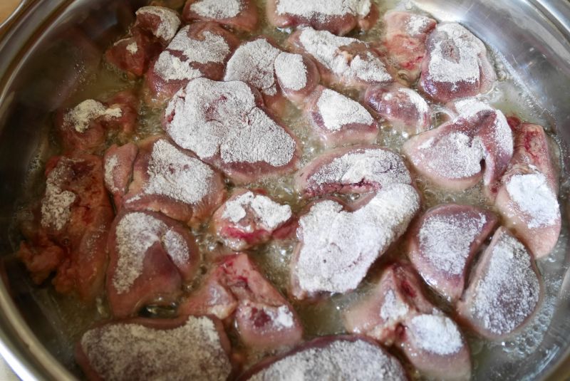 Wątróbka w sosie własnym z cebulką i jabłkami