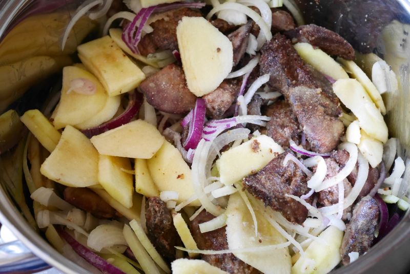 Wątróbka w sosie własnym z cebulką i jabłkami