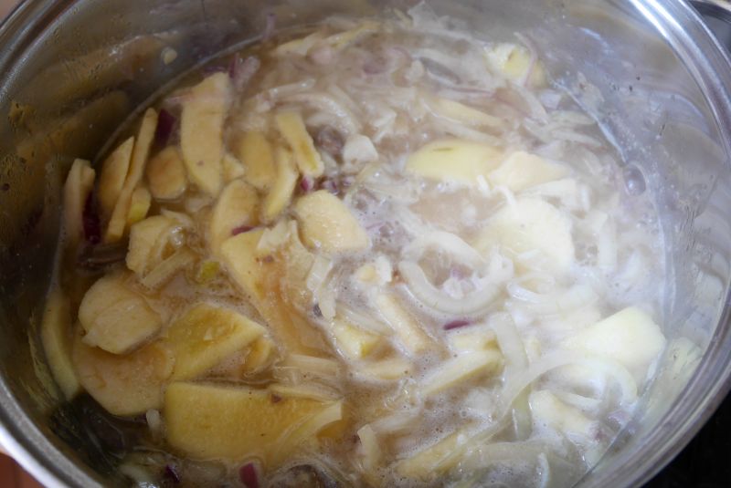 Wątróbka w sosie własnym z cebulką i jabłkami