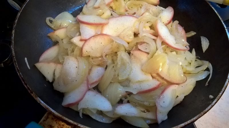 Wątróbka wieprzowa z cebulką i jabłkiem