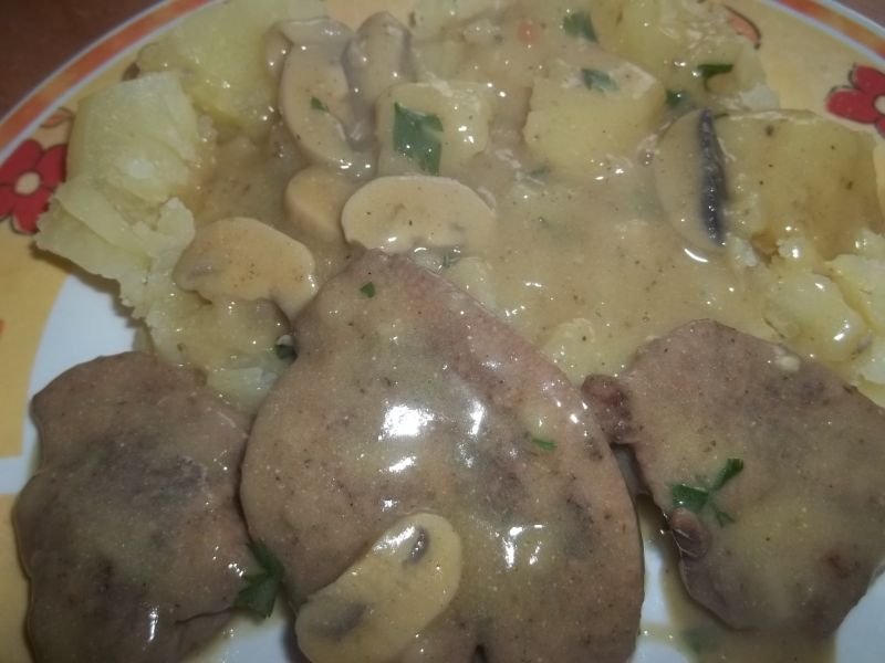 Wątróbka wieprzowa z pieczarkami Wątróbka wieprzowa z pieczarkami
