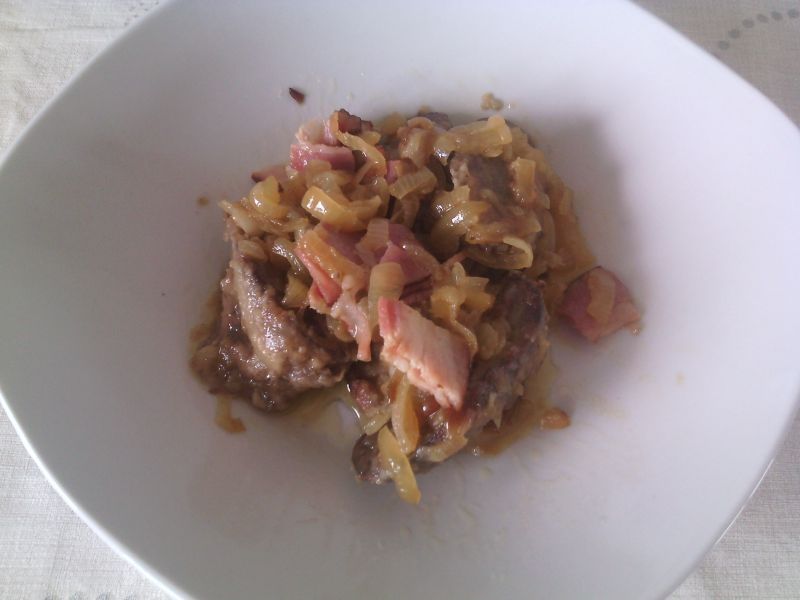 Wątróbka z cebulą i boczkiem Wątróbka z cebulą i boczkiem
