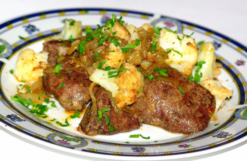 Wątróbka z cebulą i kalafiorem Wątróbka z cebulą i kalafiorem