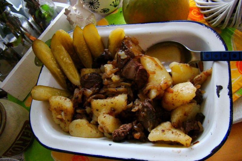 Watróbka z cebulą i młodymi ziemniakami