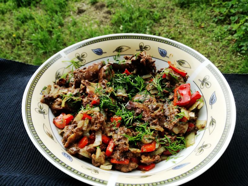 Wątróbka z cebulką i papryką oraz koperkiem