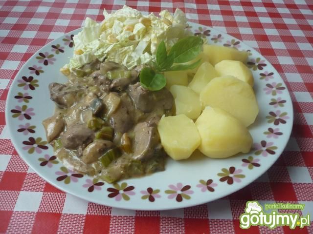 Wątróbka z drobiu z pieczarkami w sosie. Wątróbka z drobiu z pieczarkami w sosie.