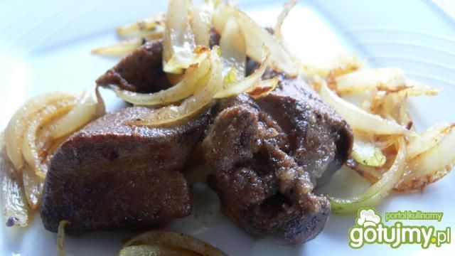Wątróbka z gęsi z cebulką smażoną Wątróbka z gęsi z cebulką smażoną