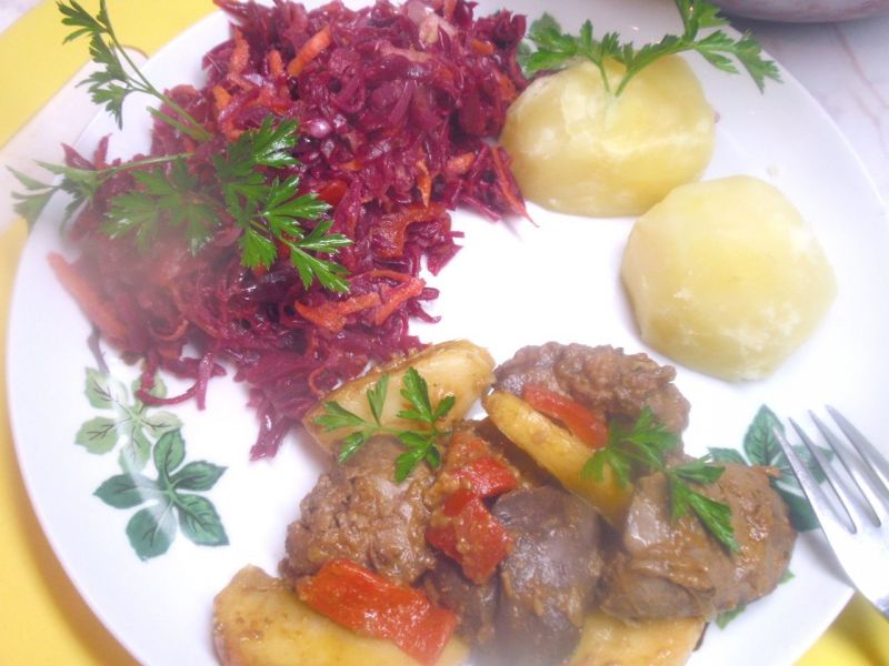 Wątróbka z gruszką i jabłkiem