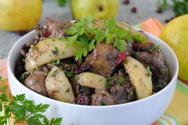 Wątróbka z gruszką i żurawiną