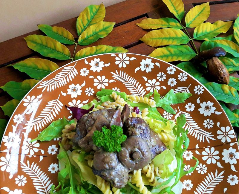 Wątróbka z grzybami leśnymi i makaronem  Wątróbka z grzybami leśnymi i makaronem