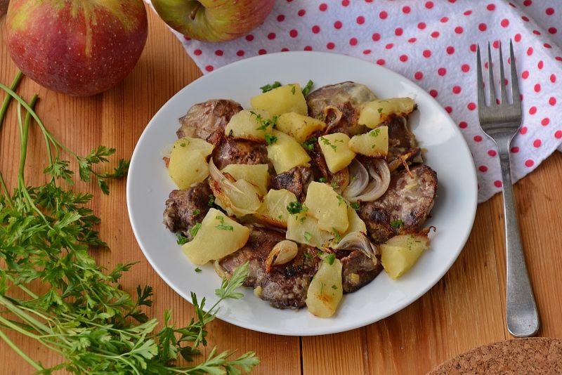 Wątróbka z jabłkami