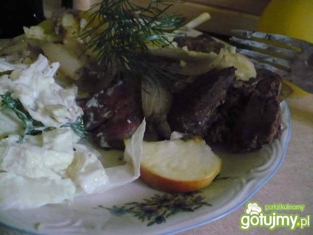 Wątróbka z jabłkami i sałatką jogurtową