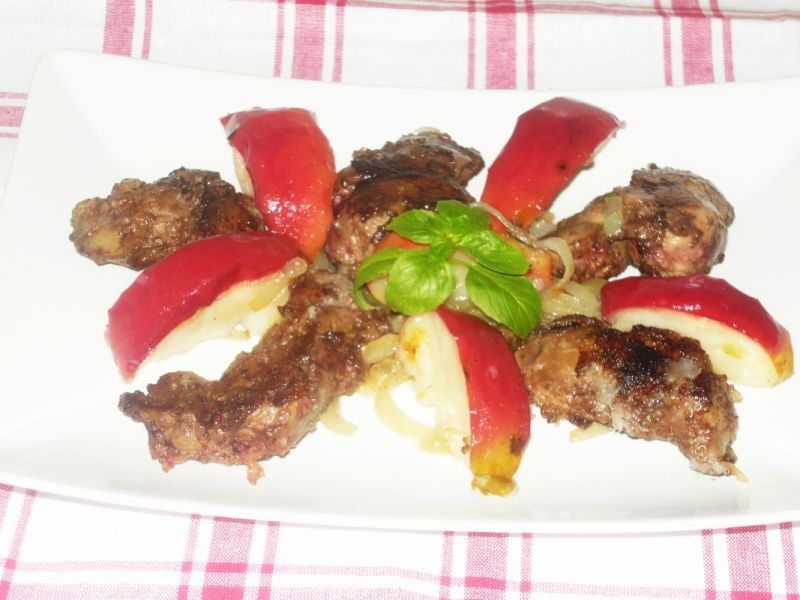 Wątróbka z jabłkiem i cebulką Wątróbka z jabłkiem i cebulką