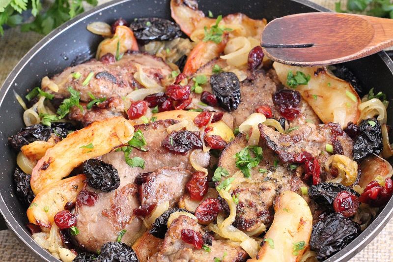 Wątróbka z królika z żurawiną i śliwką