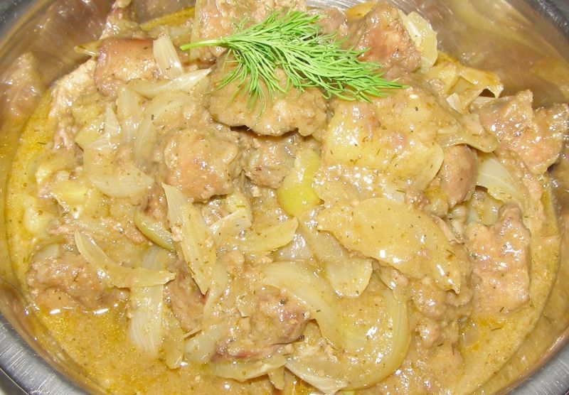 Wątróbka z kurczaka w cebuli i jabłkach