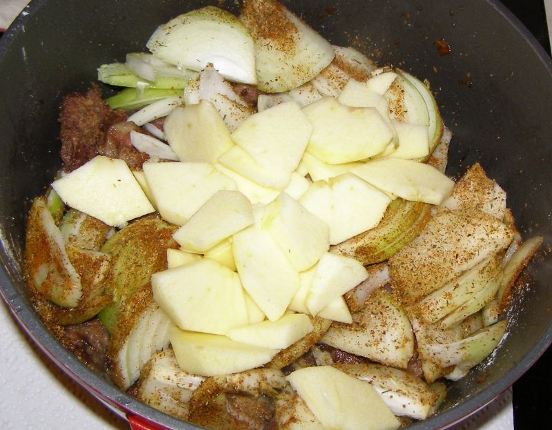 Wątróbka z kurczaka w cebuli i jabłkach