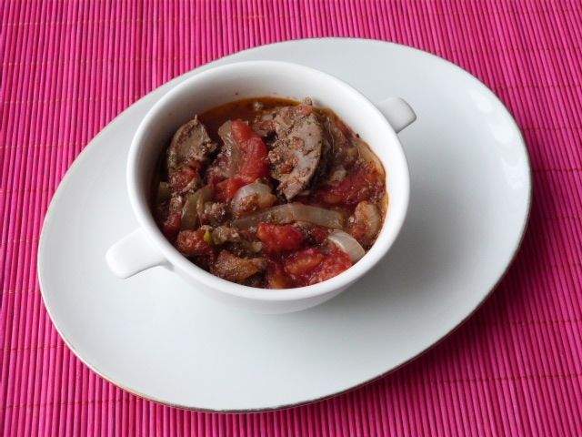 Wątróbka z kurczaka z cebulą i pomidorami 