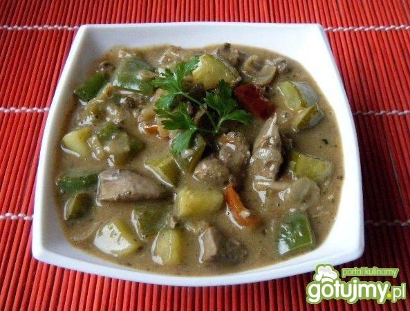 Wątróbka z kurczaka z papryką i ogórkami Wątróbka z kurczaka z papryką i ogórkami