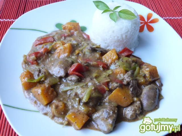 Wątróbka z kurczaka z warzywami w sosie