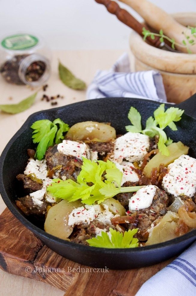 Wątróbka z patelni ze śmietaną i jabłkiem