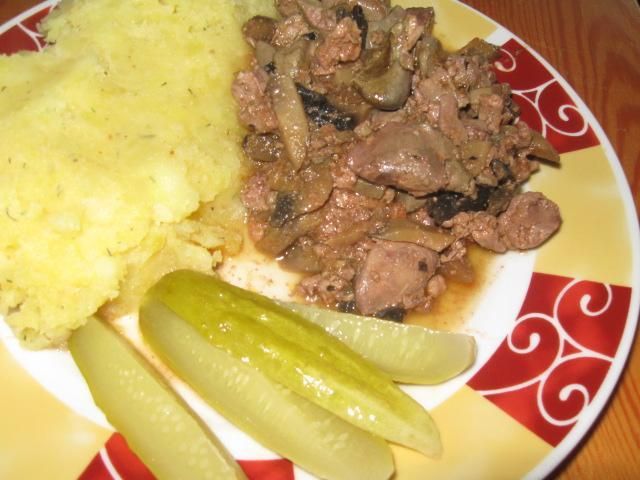 Wątróbka z pieczarkami. Wątróbka z pieczarkami.