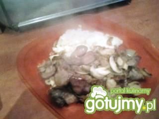 Wątróbka z pieczarkami i cebulką