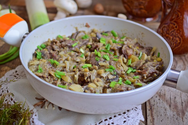 Wątróbka z pieczarkami i jabłkiem 