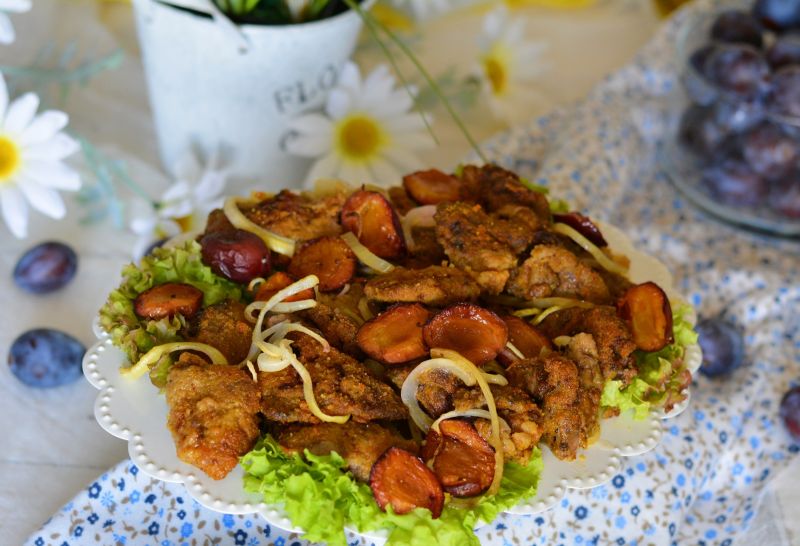 Wątróbka ze śliwkami i cebulką Wątróbka ze śliwkami i cebulką