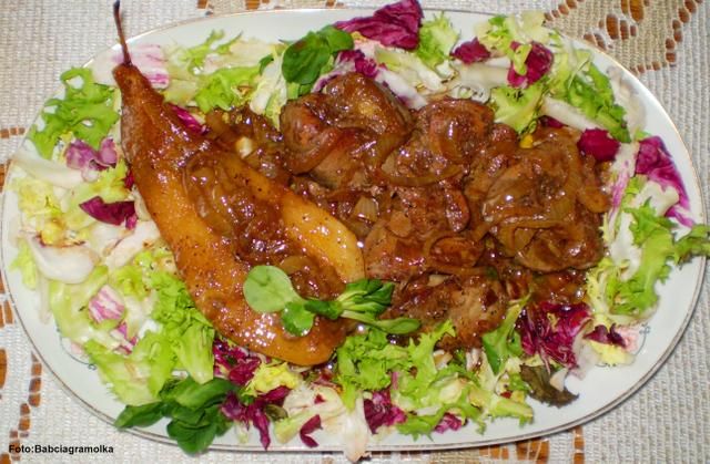 Wątróbki drobiowe z gruszką : Wątróbki drobiowe z gruszką :