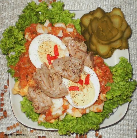 Wątróbki rybne w oleju na sałatce: