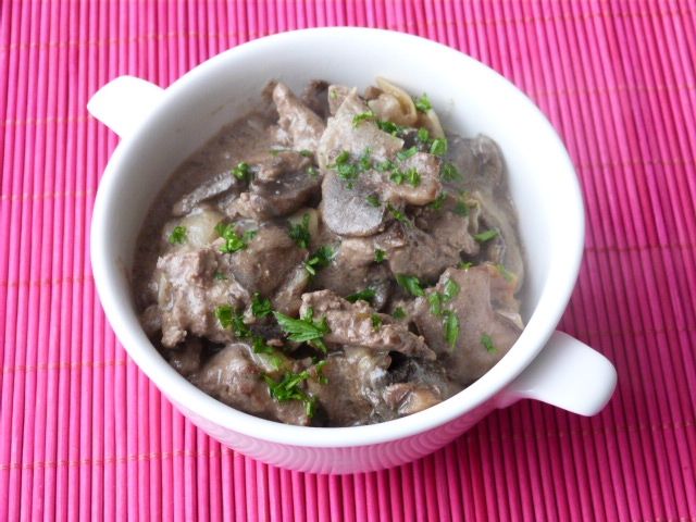 Wątróbki z kurczaka z pieczarkami w sosie