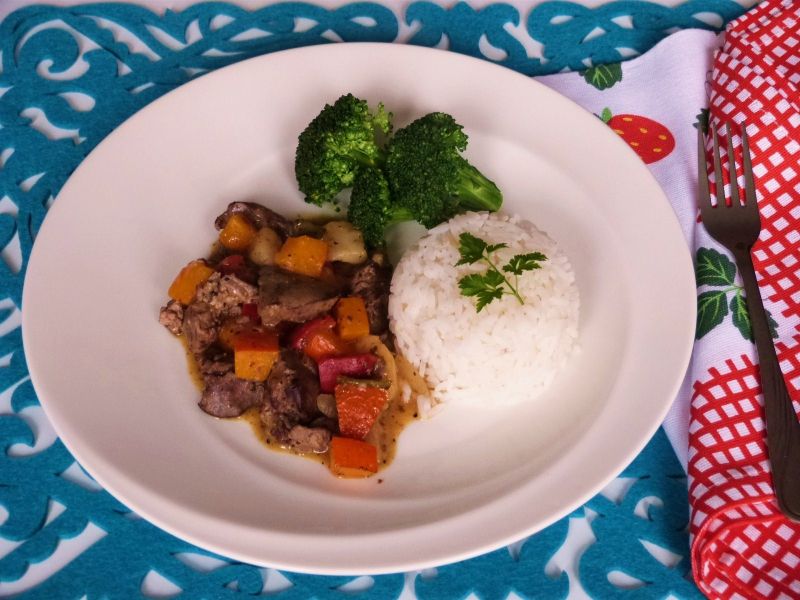 Wątróbki z warzywami i jabłkiem 