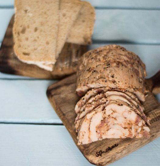 Wędlina z piersi kurczaka i wędzonego boczku