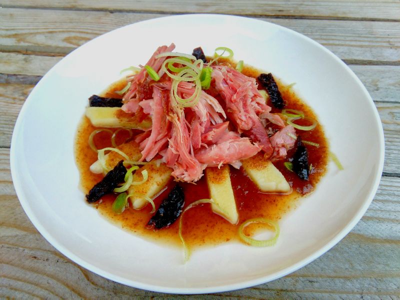 Wędzona golonka w sosie jabłkowo-cydrowym