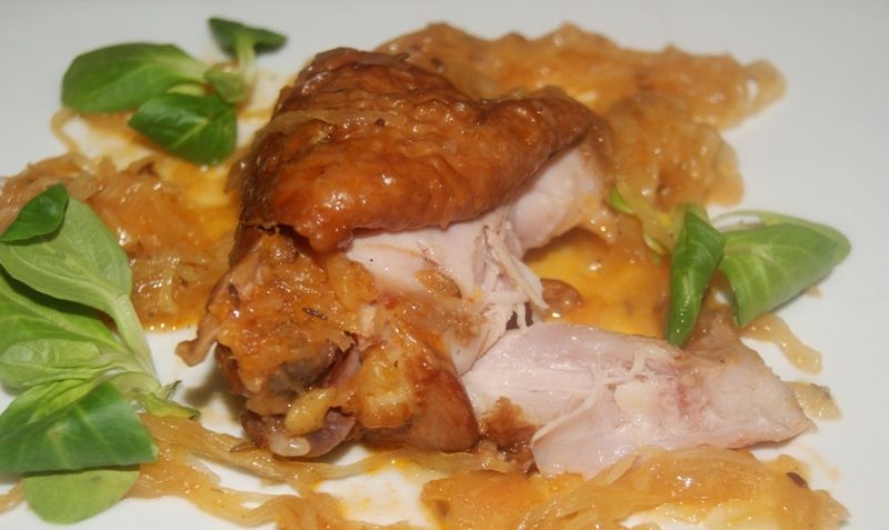 Wędzone podudzia z kurczaka w kiszonej kapuście Wędzone podudzia z kurczaka w kiszonej kapuście