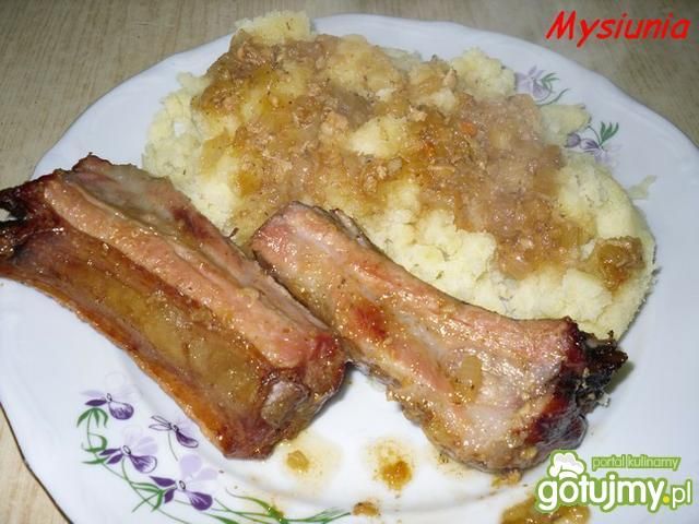 Wędzone żeberka w sosie cebulowym
