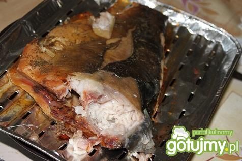 Wędzony karp na grillu 